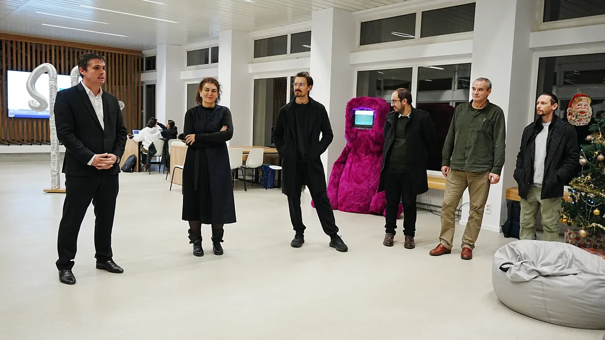 Viitorul ca spațiu editabil, tema centrală a expoziției New Tab, din holul Facultății de Mecanică a UPT